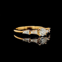 0.90cts G VS2 Round Baguette Paved Diamond Engagement Ring 18kt