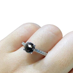 1.31 克拉圆形单石黑钻订婚戒指 18 克拉