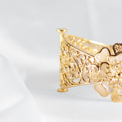 Golden Mother of Pearl Blooming Flower Diamond Bracelet Bangle 18kt | Editor’s Pick