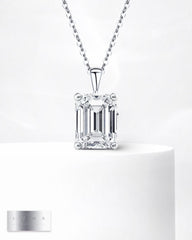 4.50ct G VS1 Emerald Diamond Necklace 18kt IGI Certified