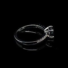 1.31 克拉圆形单石黑钻订婚戒指 18 克拉