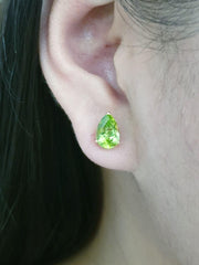 Classic Pear Peridot Gemstones Stud Earrings 18kt