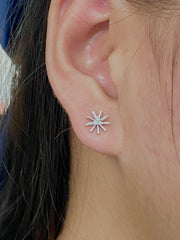 Dainty Stud Diamond Earrings 18kt