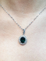 椭圆形绿色祖母绿装饰钻石项链 14 克拉