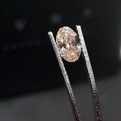 0.82 克拉天然淡彩粉红色椭圆形切割钻石