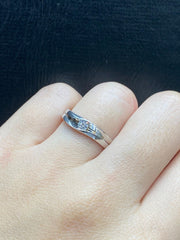 圆形单石婚礼钻石戒指 18 克拉