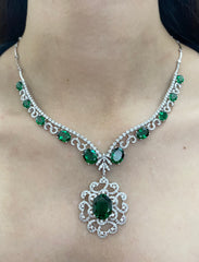 椭圆形装饰绿色祖母绿个性钻石项链 14 克拉
