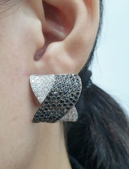 #LVNA2024 | Crossover Black & White Creolle Colored Diamond Earrings 14kt