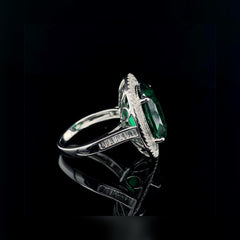 椭圆形绿色祖母绿长方形铺镶钻石戒指 14 克拉
