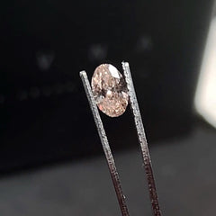 0.82 克拉天然淡彩粉红色椭圆形切割钻石