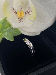 圆形单石婚礼钻石戒指 18 克拉